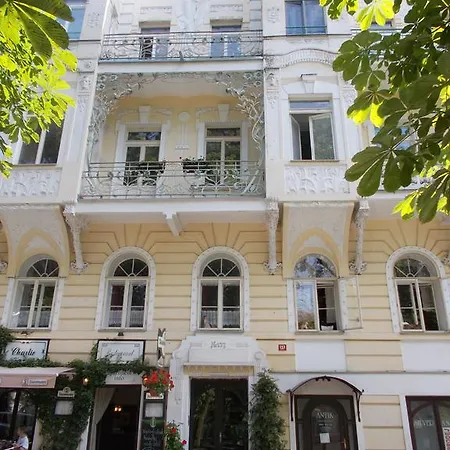 Edward Apartmán